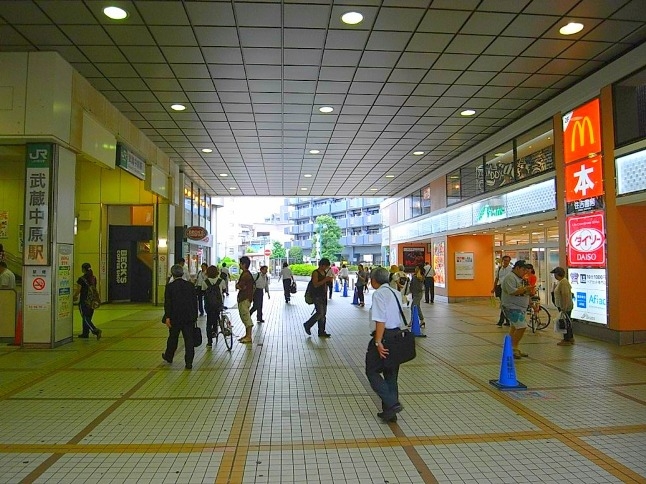 武蔵中原駅直結の商業施設内には、書店や100円ショップ、飲食店も。