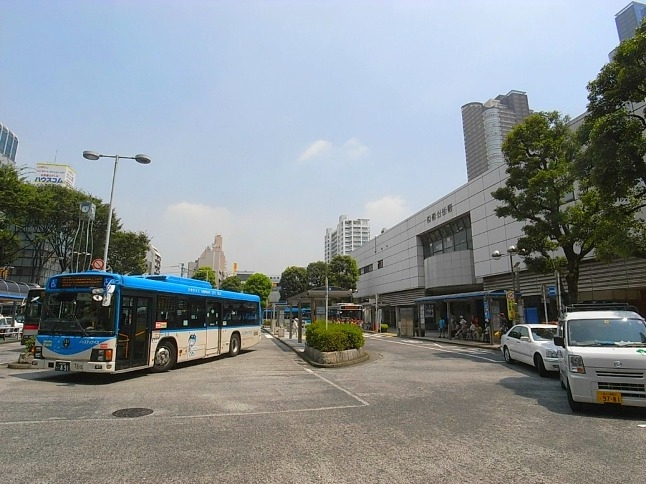 羽田空港行きのバスも出ている武蔵小杉駅前のバスロータリー