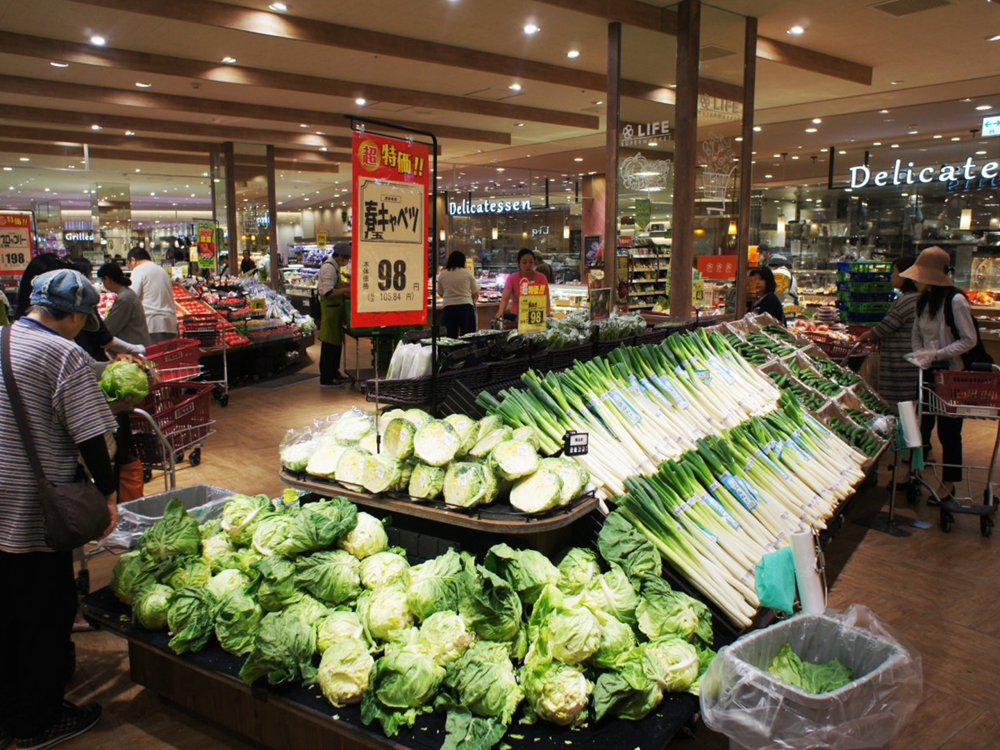 「クロスガーデン調布」内のスーパーは24時まで営業していて便利です。