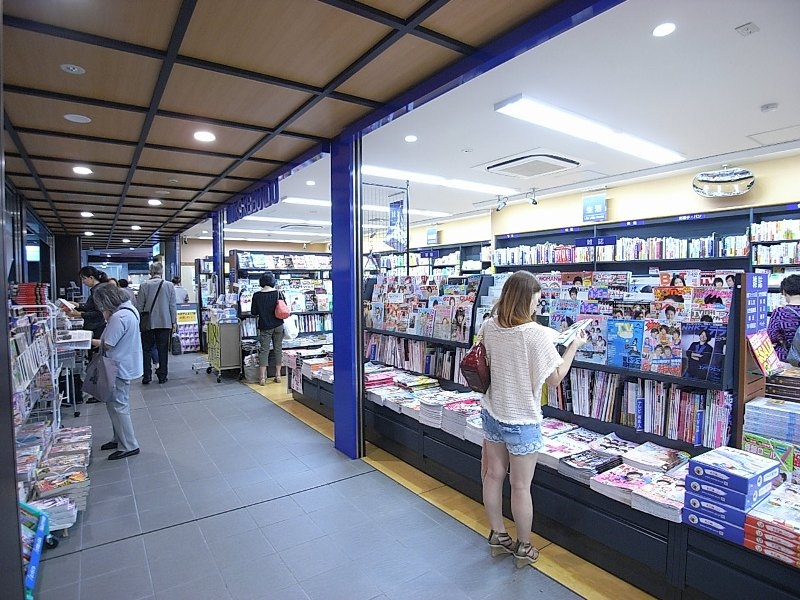 つつじヶ丘駅改札階には23時まで営業の啓文堂書店があります。
