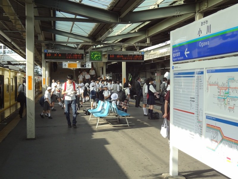 のどかな雰囲気の西武国分寺線小川駅。高田馬場駅まで直通１本
