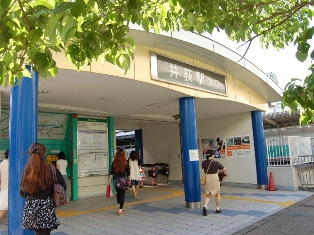 西武新宿線井荻駅は各駅停車駅なので、比較的空いている電車で通学が可能。
