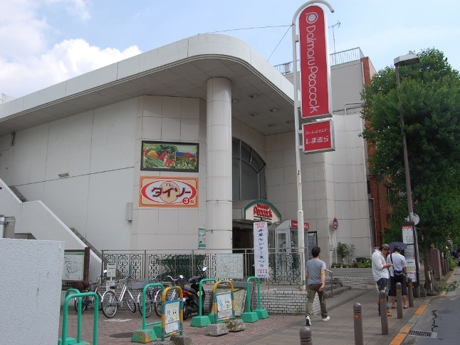駅の南口には薬局や衣料品店、100円ショップなどがあり、生活に便利。