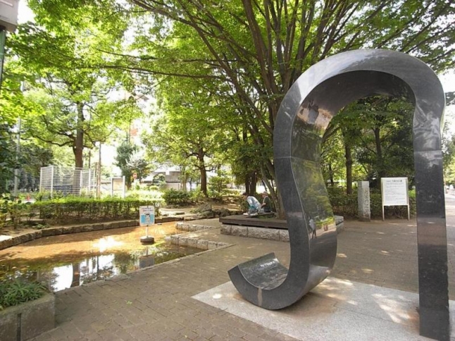 水と緑をテーマとした和風公園、九道の杜公園。夏は水遊びスポットとしても人気。