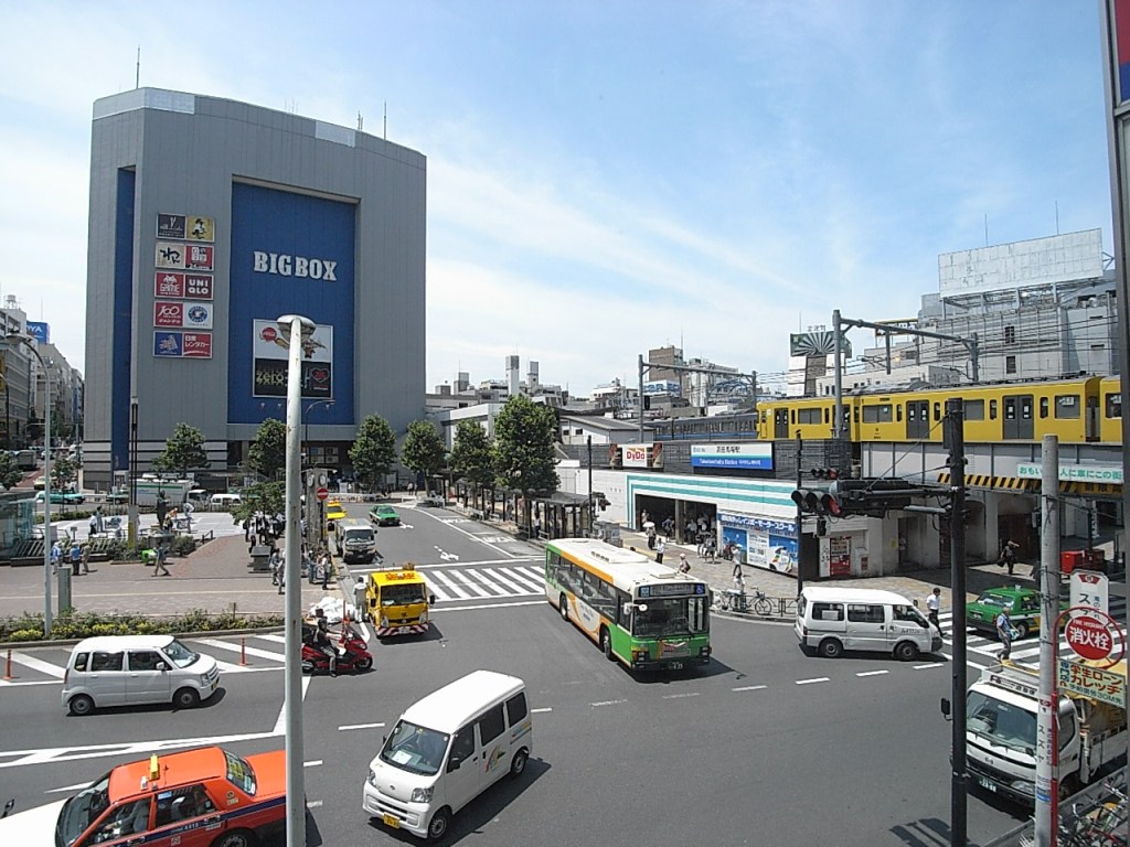 山手線・東西線・西武新宿線が乗り入れる高田馬場駅まで約26分