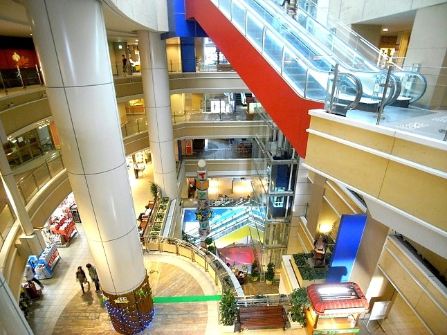 府中にある映画館も併設しているショッピングセンター。