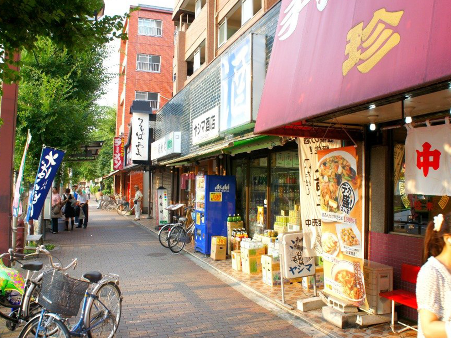 駅までの道のりにはラーメン屋や牛丼チェーン店などの飲食店も多い。