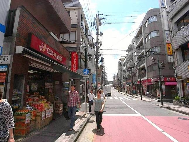 京王・JRの駅間には商店街が広がり、地元の人で賑わう。