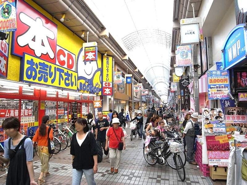 商店街にはマツモトキヨシ、ＴＳＵＴＡＹＡ、ブックオフ、100円ショップ、総菜屋など何でも揃う！