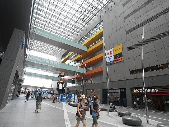 約160店舗が連なる駅直結型の二子玉川ライズ・ショッピングセンター