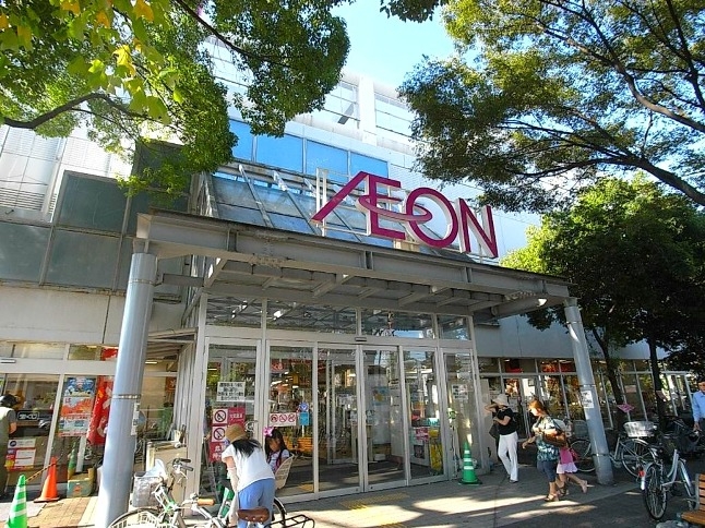 綱島駅東口側は、イオンモールを始め大型専門店が軒を連ねるエリア。