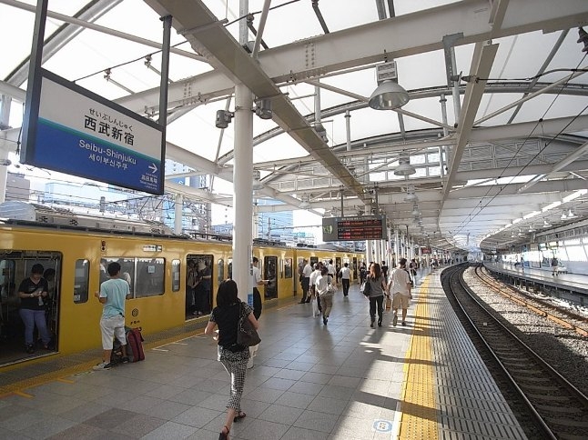 西武新宿線新井薬師前駅からお買い物に便利な西武新宿駅まで約9分です。