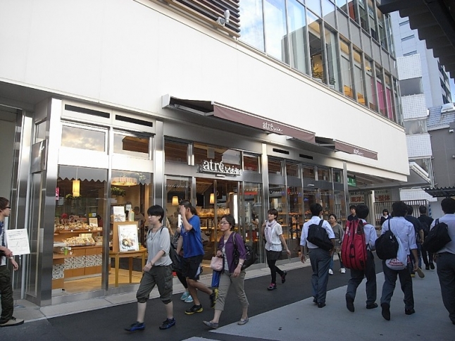 東中野駅の駅ビルにはカフェや惣菜屋・書店などがあり、お出かけついでの買物にも便利