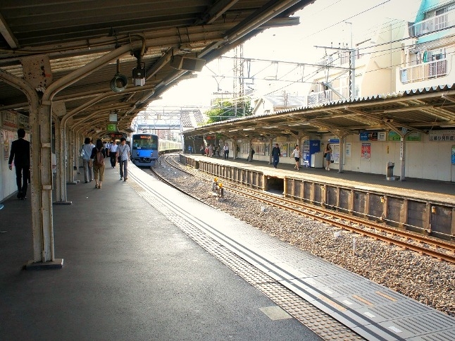 物件から一番近い新井薬師前駅からは、高田馬場・西武新宿駅までどちらも10分以内。