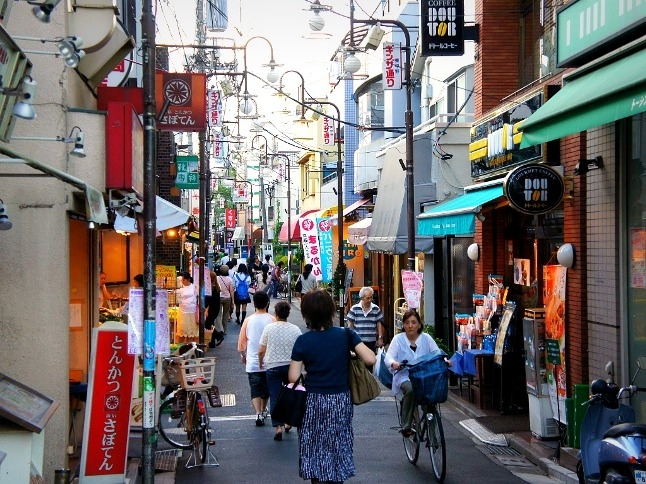 東中野にある4つの商店街のうち、駅前から早稲田通りまで続く東中野銀座商店街。