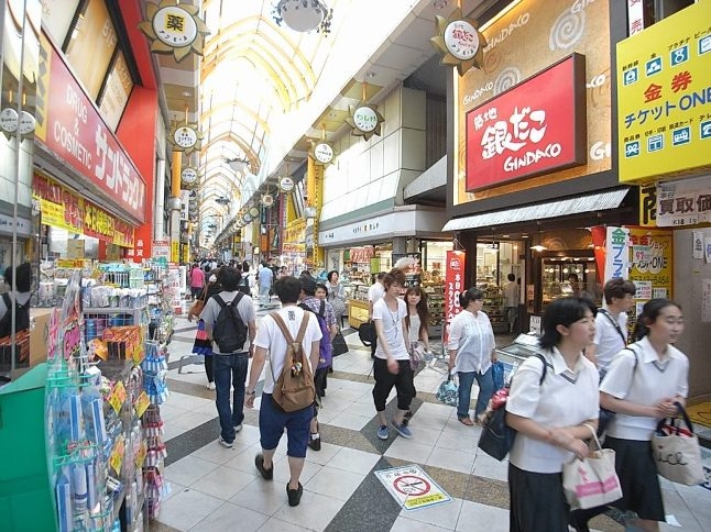 自転車圏内の中野駅前の商店街は、平日も人でにぎわう人気スポット。