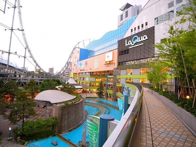 後楽園までも電車で2分。遊園地や東京ドームだけでなく、ショッピングモールも揃う。
