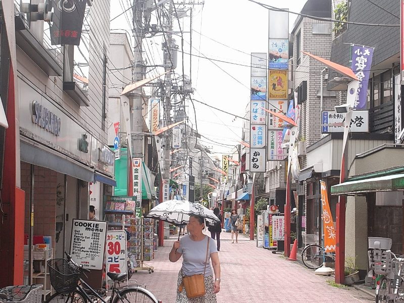 方南町駅から笹塚方面へ延びる商店街。下町情緒あふれる通りで、どこか懐かしい雰囲気もあります。