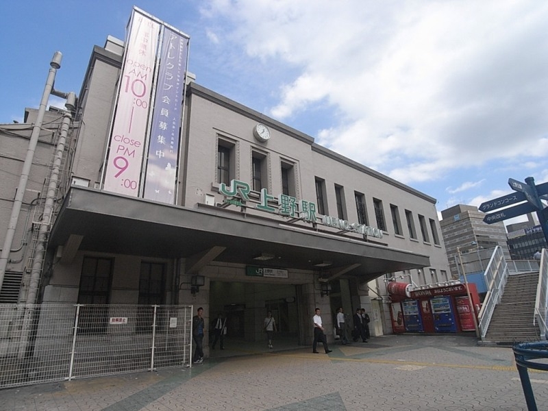 西日暮里から約5分の上野駅。アメ横での買い物や駅ビルのアトレ、丸井でショッピングも楽しめる