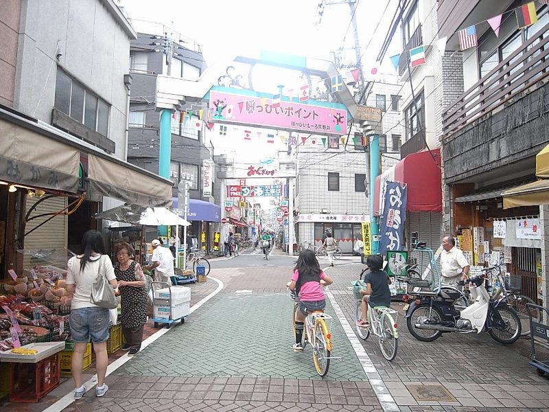 バラエティ番組で取り上げられたことで有名になった、熊野前商店街もいつも賑わっている
