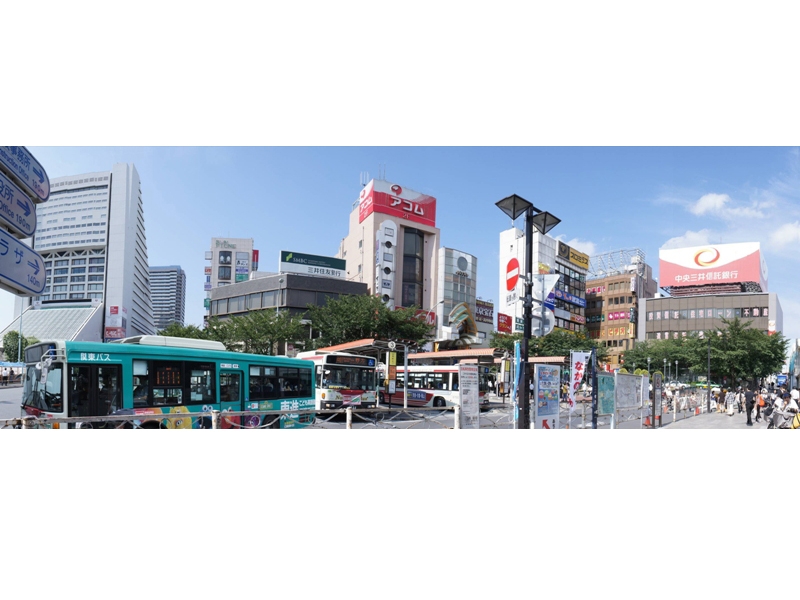 新宿から中央線で1駅の都心に位置する。南北に商店街が広がり、バス便も豊富。