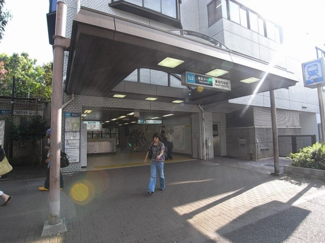 地下鉄丸の内線東高円寺駅も利用可能。銀座・大手町などの都心部へのアクセスに便利。