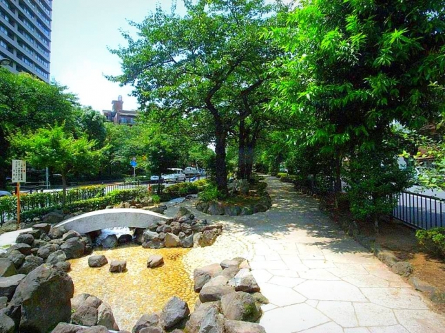 播磨坂は桜の名所としても有名。花見の時期には遠方からも見物客が訪れる。