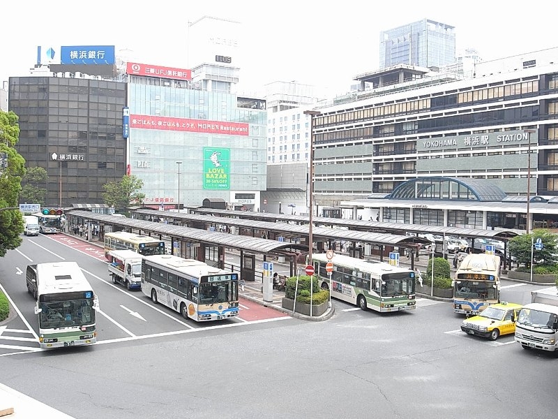 西口にはバスターミナルがあり、横浜国立大学や神奈川大学はバス便が便利！