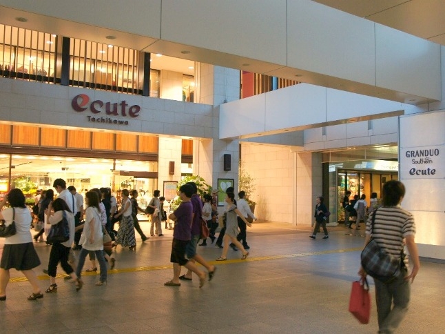 東京駅などにも展開されるエキナカ商業施設。食品店やカフェ・本屋や歯科医まで揃う