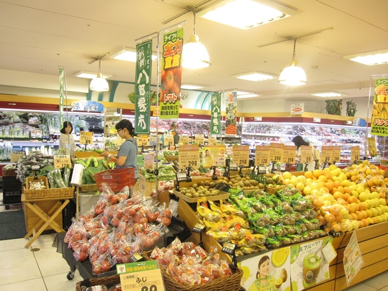 新板橋から物件までの道沿いにある、駅徒歩3分のスーパーは生鮮食品も品揃えが豊富！