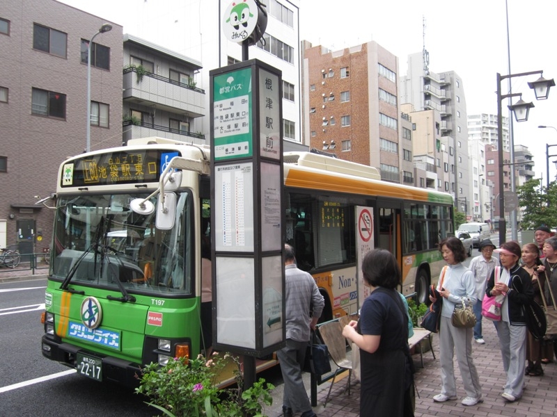 物件から徒歩1分のバス停は早稲田行きや池袋駅行き等、アクセス良好で雨の日も楽チン！