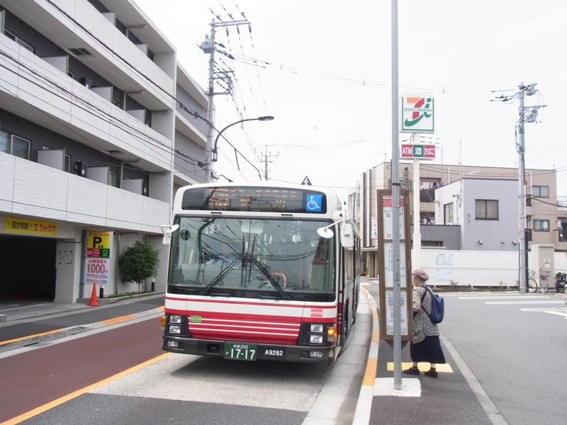 三鷹駅・吉祥寺駅まで一本のバス停はマンションを出てすぐ！杏林大学へのアクセスも楽々
