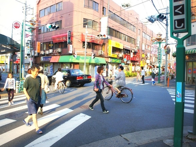新井薬師前駅前の商店街には、お弁当屋さんなど学生さんに人気のお店が揃っています。