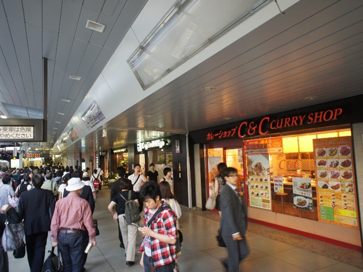 京王本線・京王井の頭線の交差する明大前駅も徒歩13分。明大生で賑わう学生の街