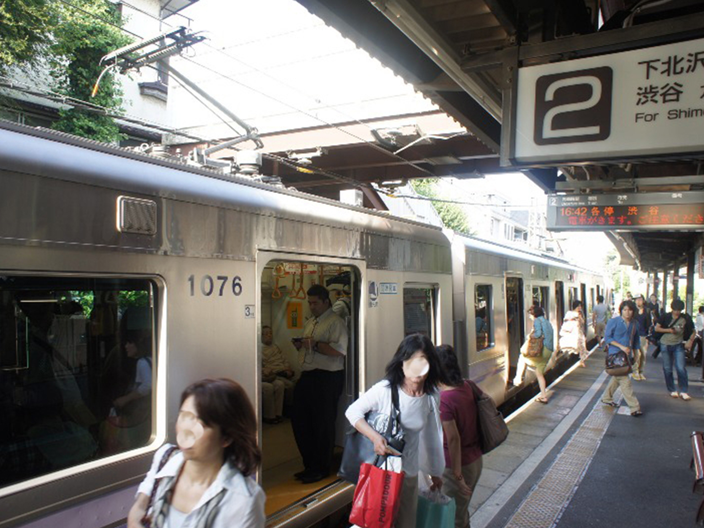 京王井の頭線の東松原駅。渋谷、下北沢、吉祥寺を結ぶ学生に人気の路線