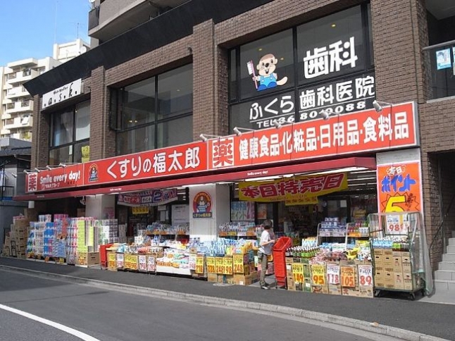 3階建ての店舗の中には、飲食店も含み100円ショップや食料品が揃う。