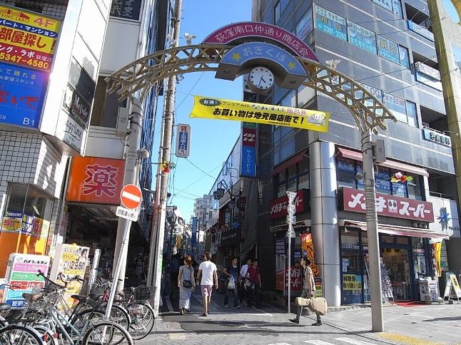 荻窪南口には、生活用品店を中心とした商店街が延びる