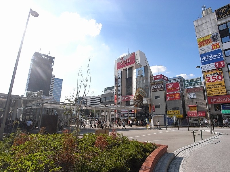JR中央線で新宿まで1駅5分の中野駅。2013年に明治大学・帝京平成大学の新しい校舎が完成