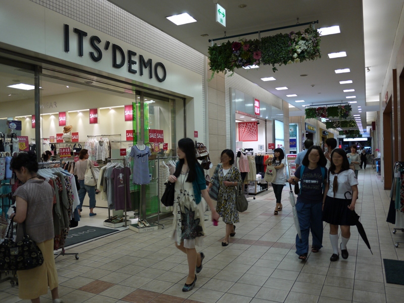 笹塚駅直結の商業施設。雑貨屋やカフェなど様々なお店が入っています。