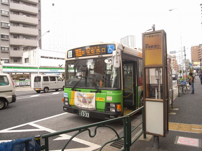 最寄駅からは新宿駅までバスが出ています。多い時間帯は6分に1本のバスが出ています