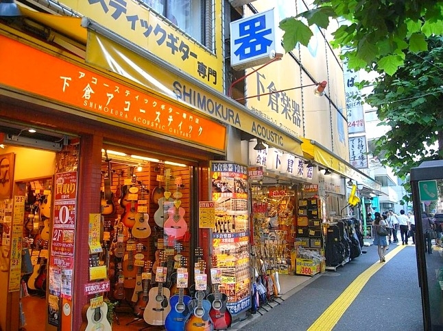 駅前は都内有数の楽器専門店通り。明大生や専門学生行きつけのお店が並んでます。