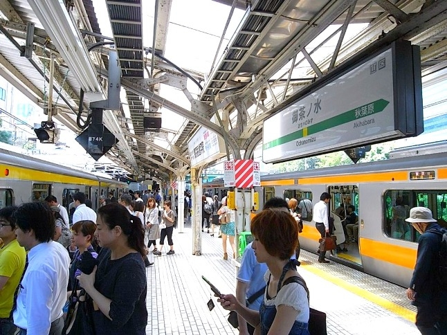 ＪＲ中央・総武線の快速停車駅。東京駅へ４分、新宿駅へ９分と、まさに都内の中心地！