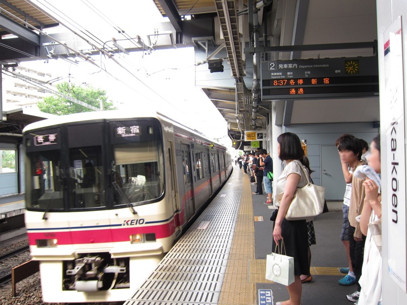 京王線は通勤通学時間帯には4分間隔で運行。東京大学、明治大学や日本大学など多くの学生が利用している