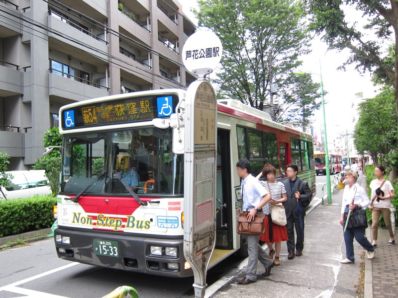 JR荻窪駅方面へのバス便もあり、通勤通学時間帯には6分間隔で運行