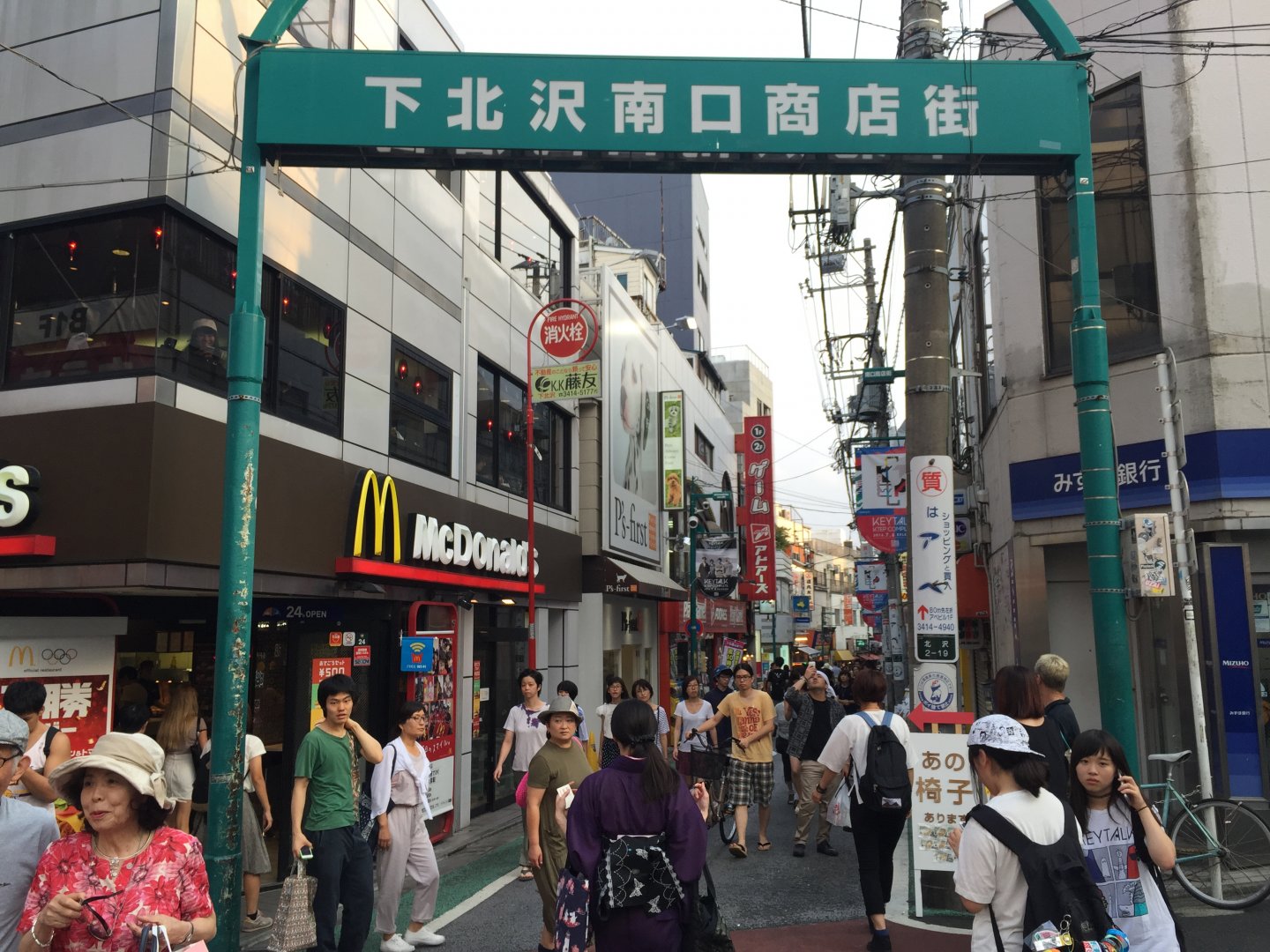 平日でも人通りが多い、下北沢南口商店街。飲食店や雑貨屋さんが道の両側ににぎやかに並ぶ