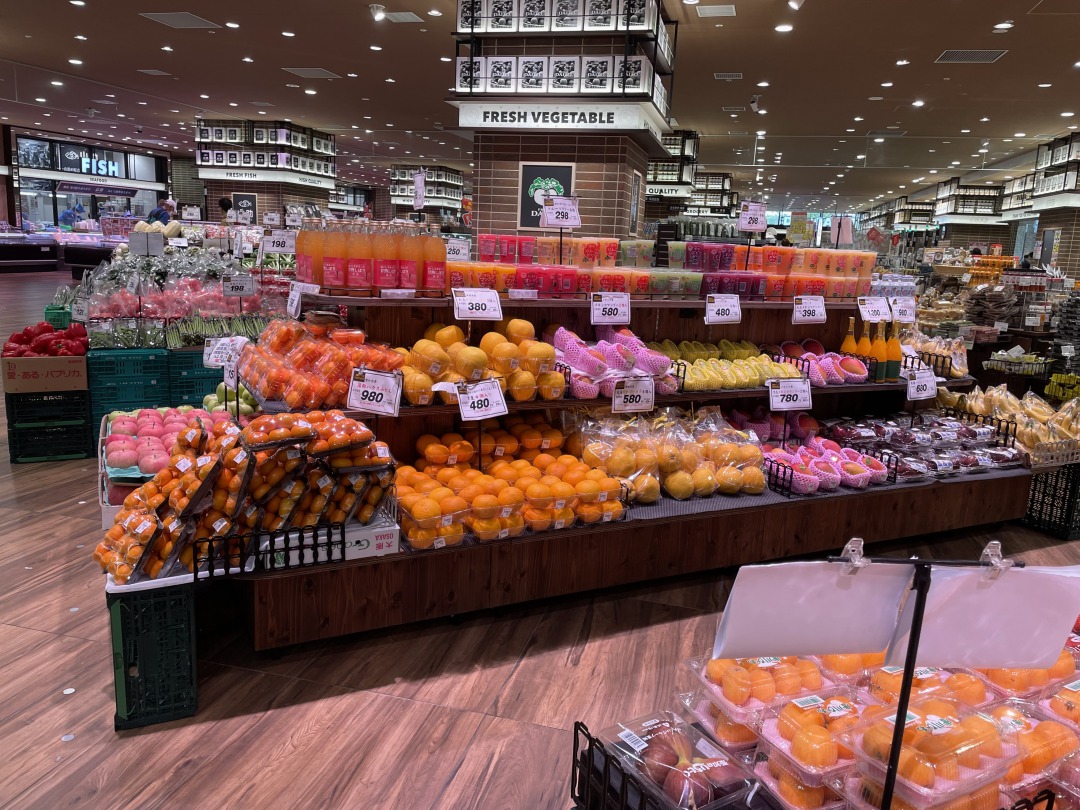SOCORAにあるスーパーマーケット。野菜や果物から生鮮食品が並ぶ。