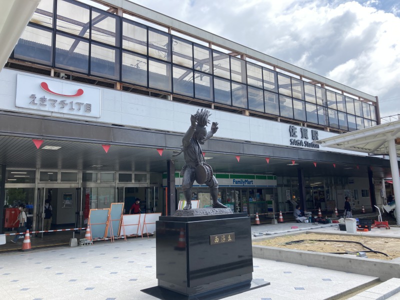 長崎本線のほか、福岡空港直結の高速バスも利用できます。